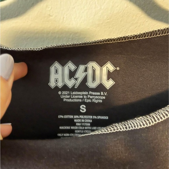 Graphic Reverse Thread Crop Top - Picture 2 of 3